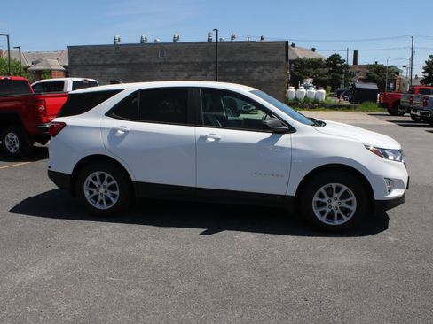 Used 2021 Chevrolet Equinox LS w/ LS Convenience Package AWD/4WD image 4