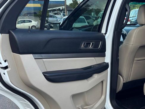 Used 2018 Ford Explorer XLT w/ Equipment Group 202A AWD/4WD image 11