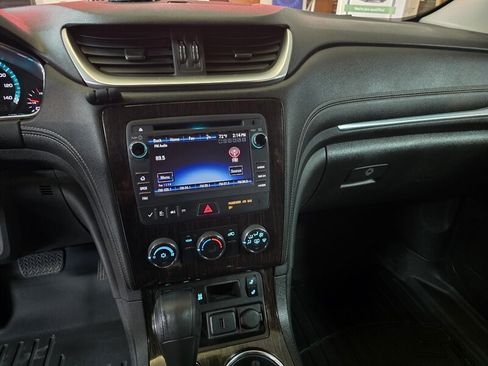 Used 2015 Chevrolet Traverse LT w/ Style and Technology Package FWD image 32
