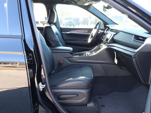 New 2026 Jeep Grand Cherokee Altitude AWD/4WD image 24
