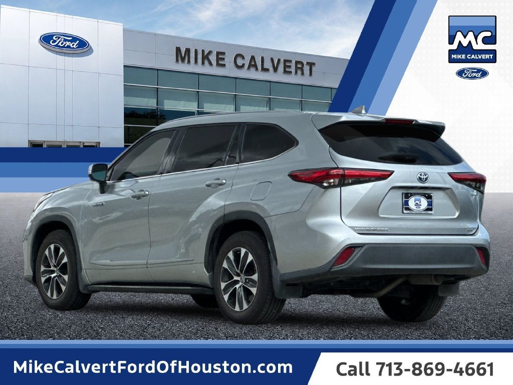 Used 2021 Toyota Highlander XLE FWD image 3