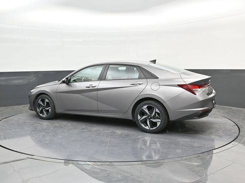 Used 2023 Hyundai Elantra SEL w/ Convenience Package FWD image 5