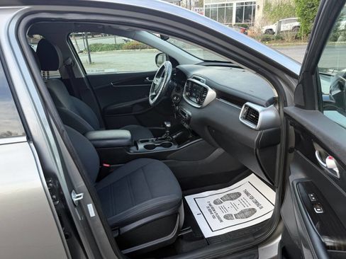 Used 2019 Kia Sorento LX w/ LX Convenience Package image 11