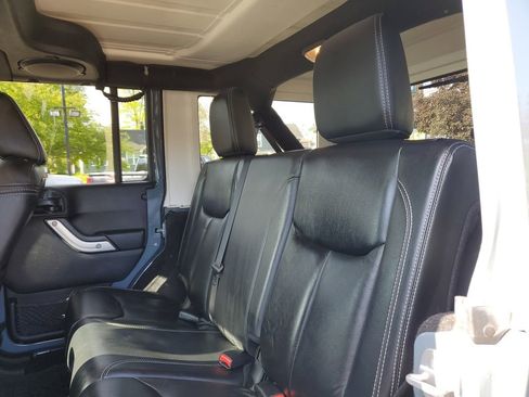 Used 2014 Jeep Wrangler Unlimited Sahara w/ Connectivity Group AWD/4WD image 9