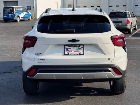 Used 2024 Chevrolet Trax LT w/ LT Convenience Package FWD image 19