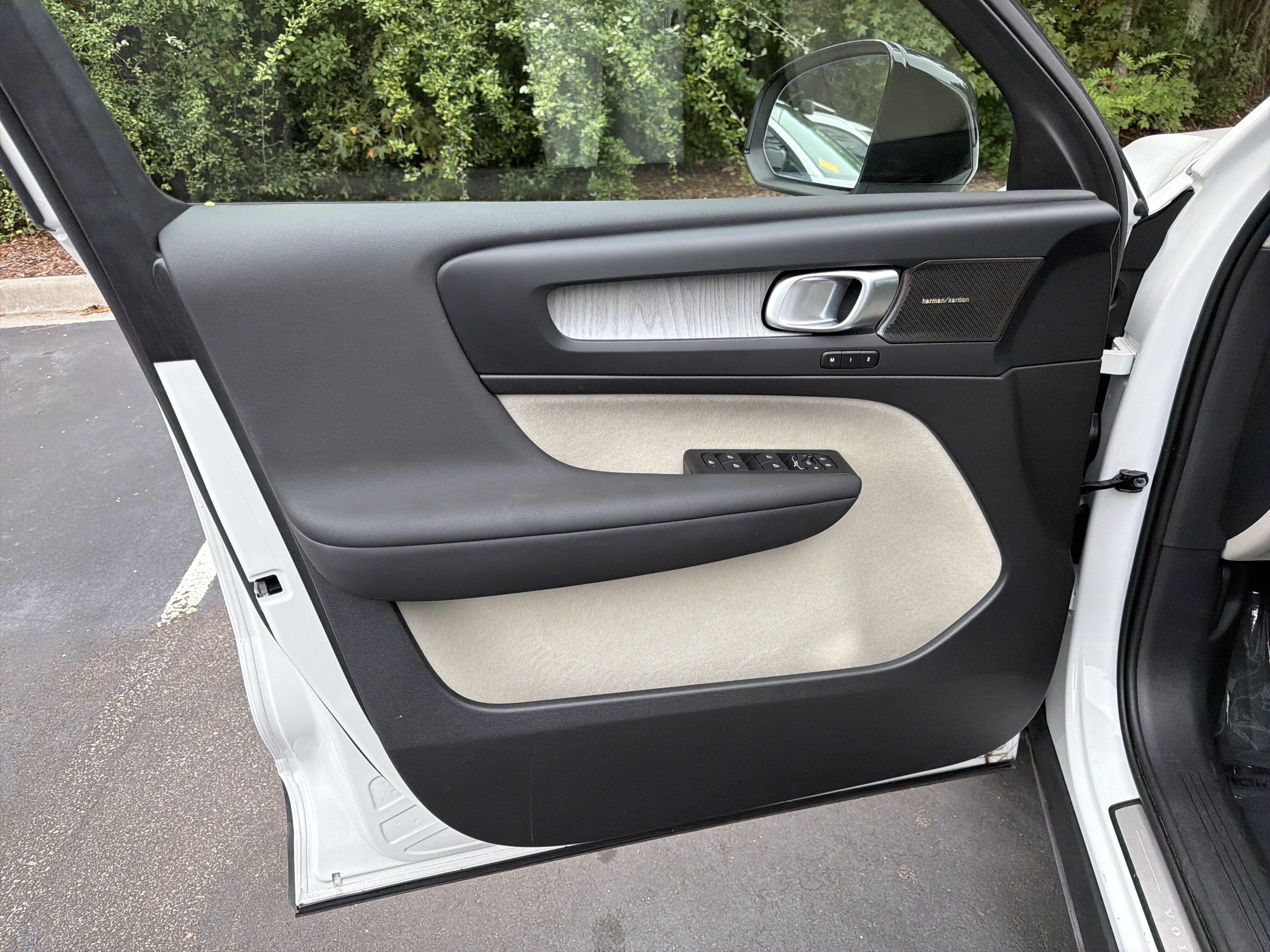 Certified 2024 Volvo XC40 B5 Plus AWD/4WD image 14