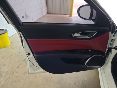 Used 2018 Alfa Romeo Giulia RWD image 7