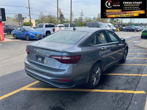 Used 2024 Volkswagen Jetta SE image 6