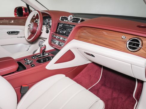 Used 2025 Bentley Bentayga image 4