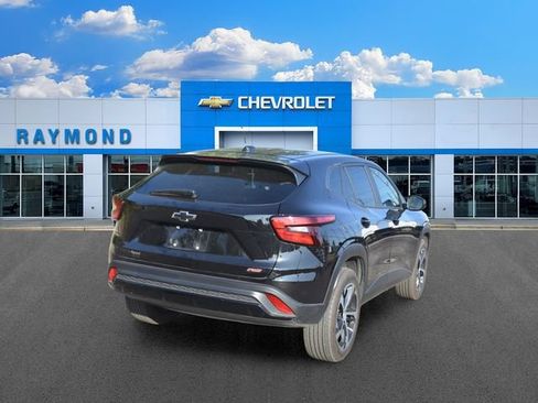 Used 2024 Chevrolet Trax RS w/ Driver Confidence Package FWD image 3