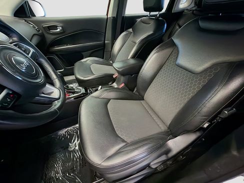 Used 2018 Jeep Compass Latitude FWD image 9