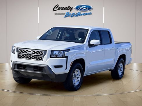 Used 2024 Nissan Frontier SV image 2