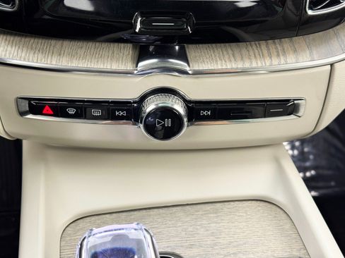 Used 2023 Volvo XC60 B5 Ultimate w/ Protection Package Premier image 30