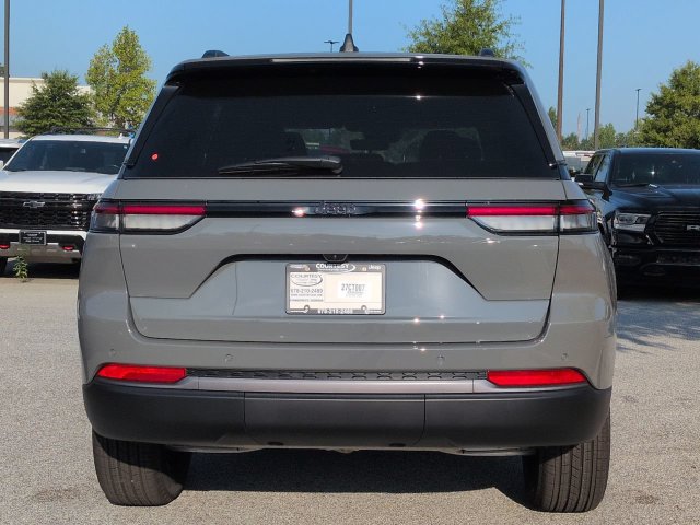 New 2027 Jeep Grand Cherokee Altitude RWD image 5