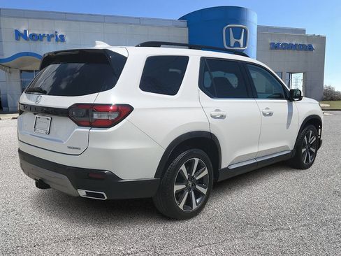 Used 2024 Honda Pilot Touring image 4