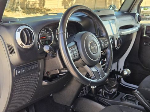 Used 2015 Jeep Wrangler Unlimited Rubicon w/ Connectivity Group AWD/4WD image 12