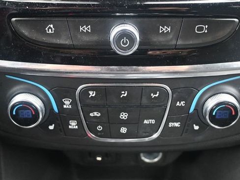 Used 2023 Chevrolet Traverse LT image 20