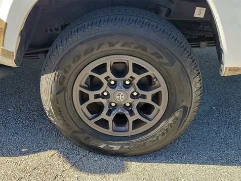 Used 2017 Toyota Tacoma SR5 w/ Tow Package image 5