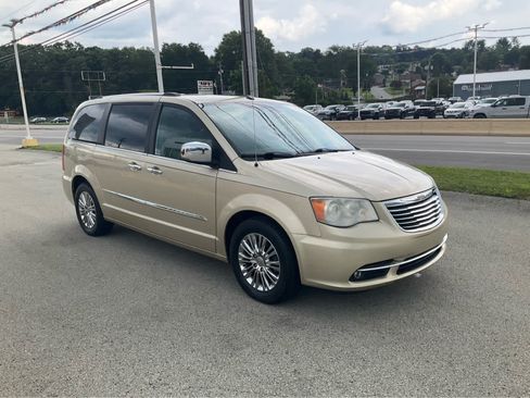 Used 2011 Chrysler Town & Country Limited FWD image 2