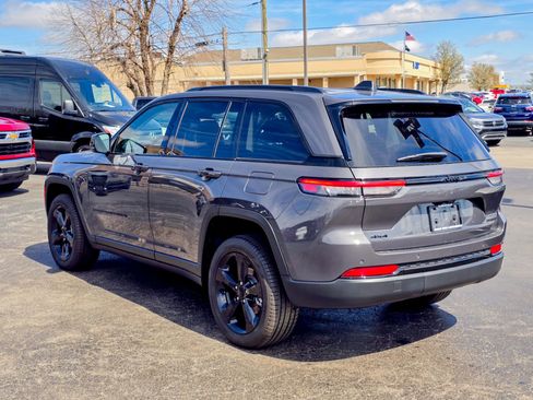 Used 2024 Jeep Grand Cherokee Limited w/ Black Appearance Package image 18