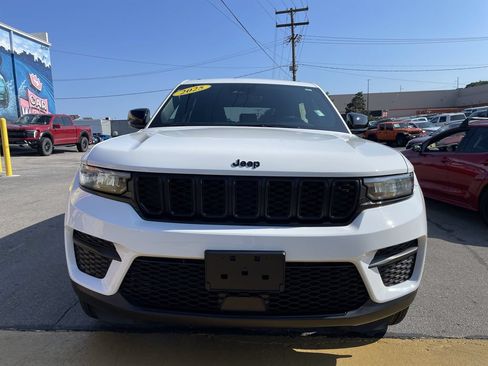 Used 2025 Jeep Grand Cherokee Altitude AWD/4WD image 5