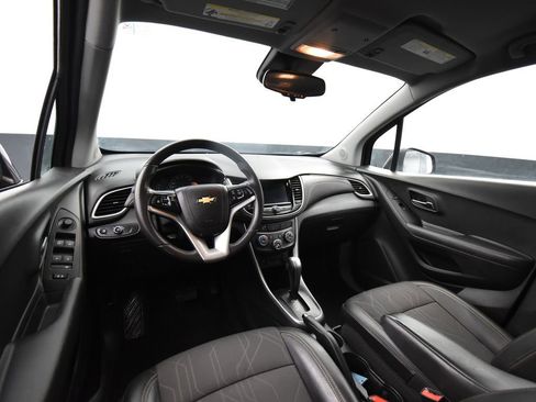 Used 2020 Chevrolet Trax LT w/ LT Convenience Package image 11