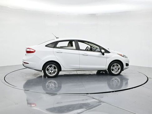 Used 2018 Ford Fiesta SE image 2