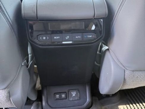 Used 2021 Toyota Highlander Limited AWD/4WD image 26