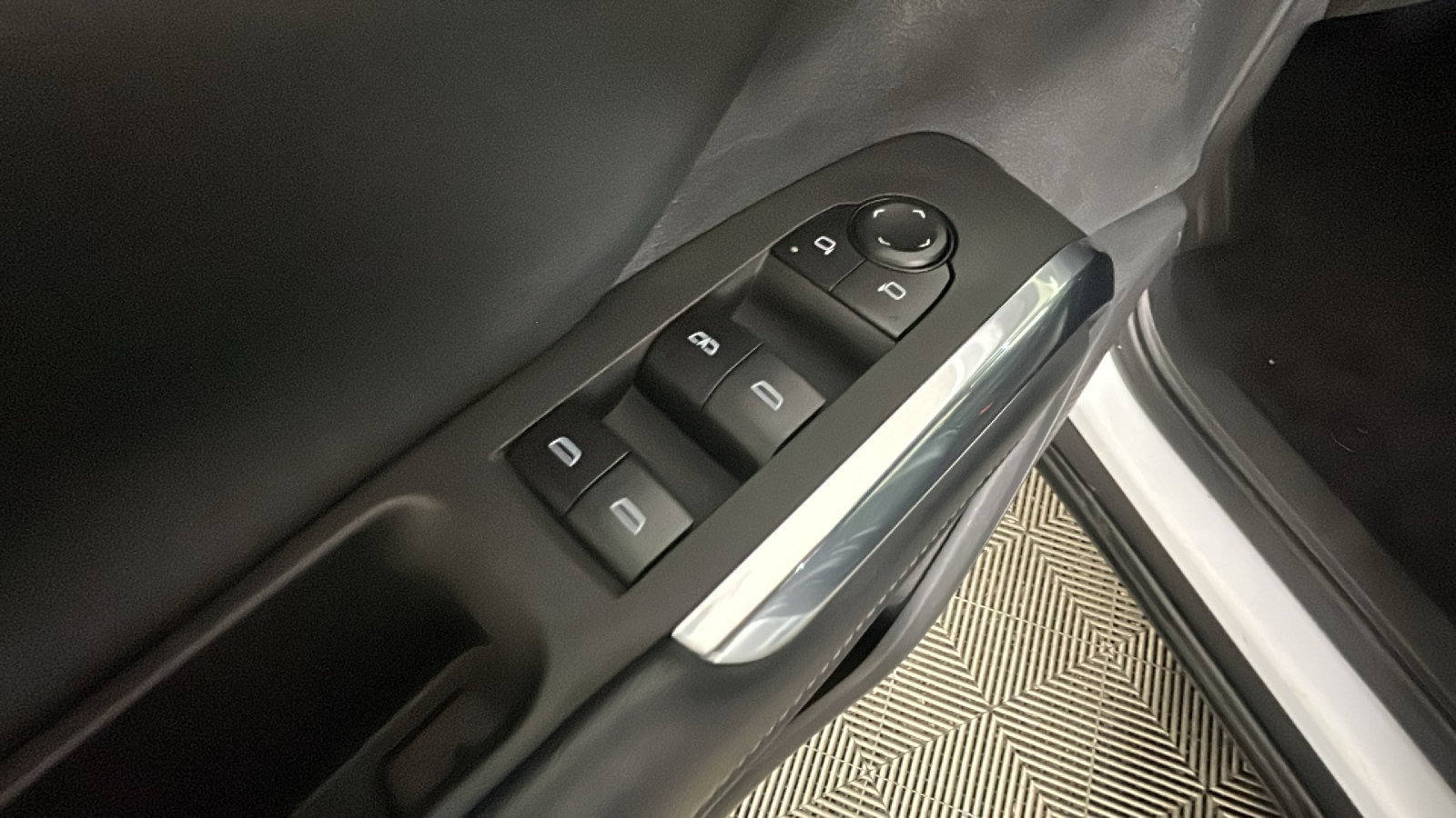 Used 2025 Chevrolet Traverse LT AWD/4WD image 12