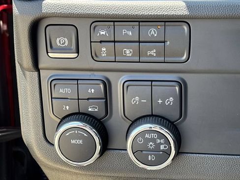 Certified 2025 Chevrolet Tahoe High Country AWD/4WD image 21