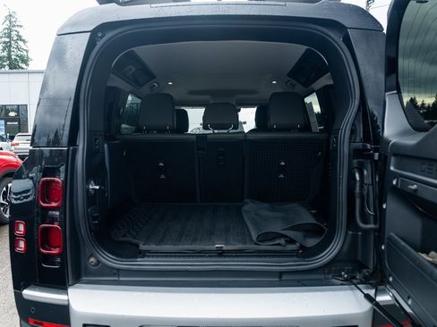 Used 2020 Land Rover Defender 110 SE image 8