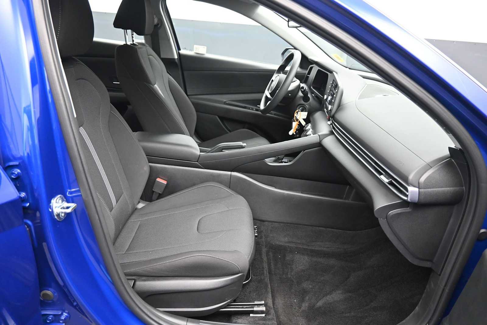 Certified 2025 Hyundai Elantra SE w/ Cargo Package FWD image 23