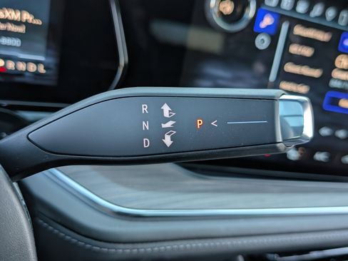 Used 2025 Chevrolet Suburban Z71 w/ Comfort Package image 33