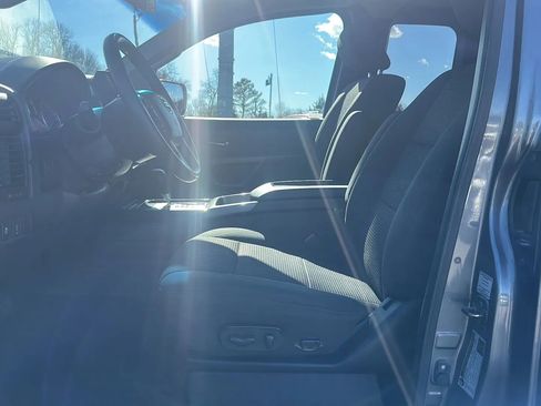 Used 2015 Nissan Titan SV w/ SV Value Truck Package image 9