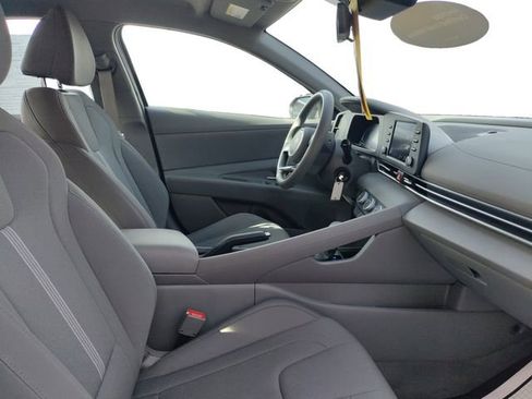 Used 2025 Hyundai Elantra SE image 15