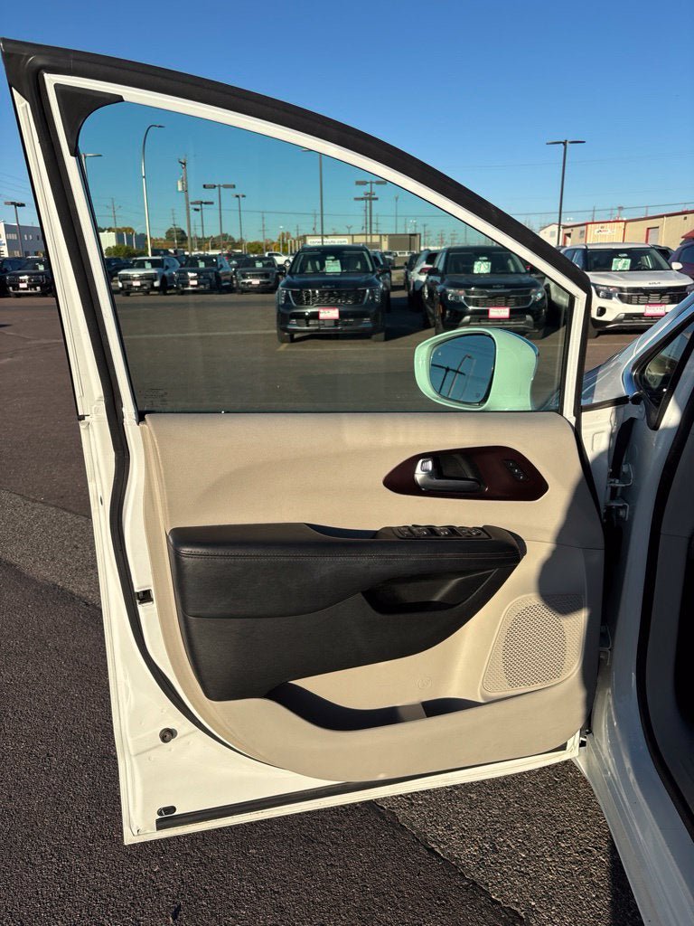 Used 2018 Chrysler Pacifica Limited FWD image 12