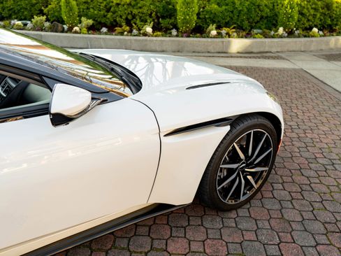 Used 2019 Aston Martin DB11 Coupe image 9
