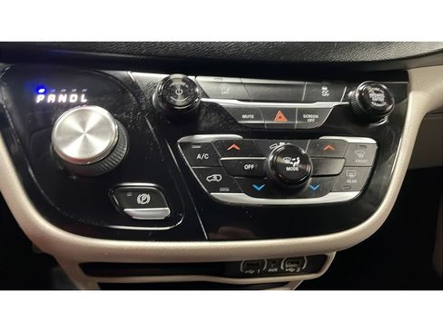 Used 2021 Chrysler Voyager Lxi FWD image 14