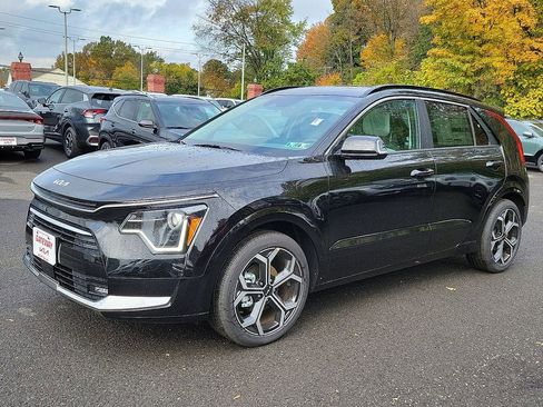 Used 2024 Kia Niro EX Touring image 2