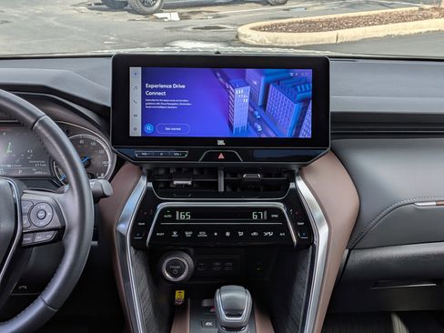 Certified 2024 Toyota Venza XLE AWD/4WD image 3