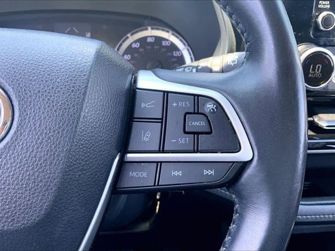 Used 2022 Toyota Highlander LE FWD image 25