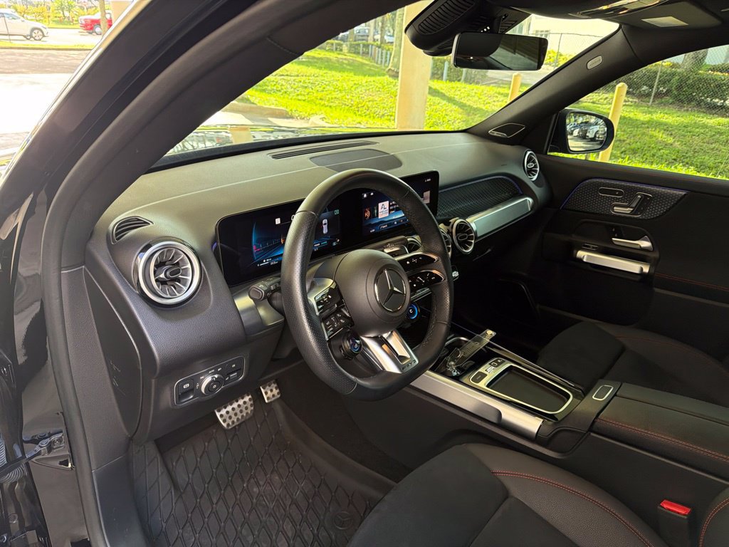 Used 2025 Mercedes-Benz GLB 35 AMG 4MATIC w/ AMG Night Package image 6