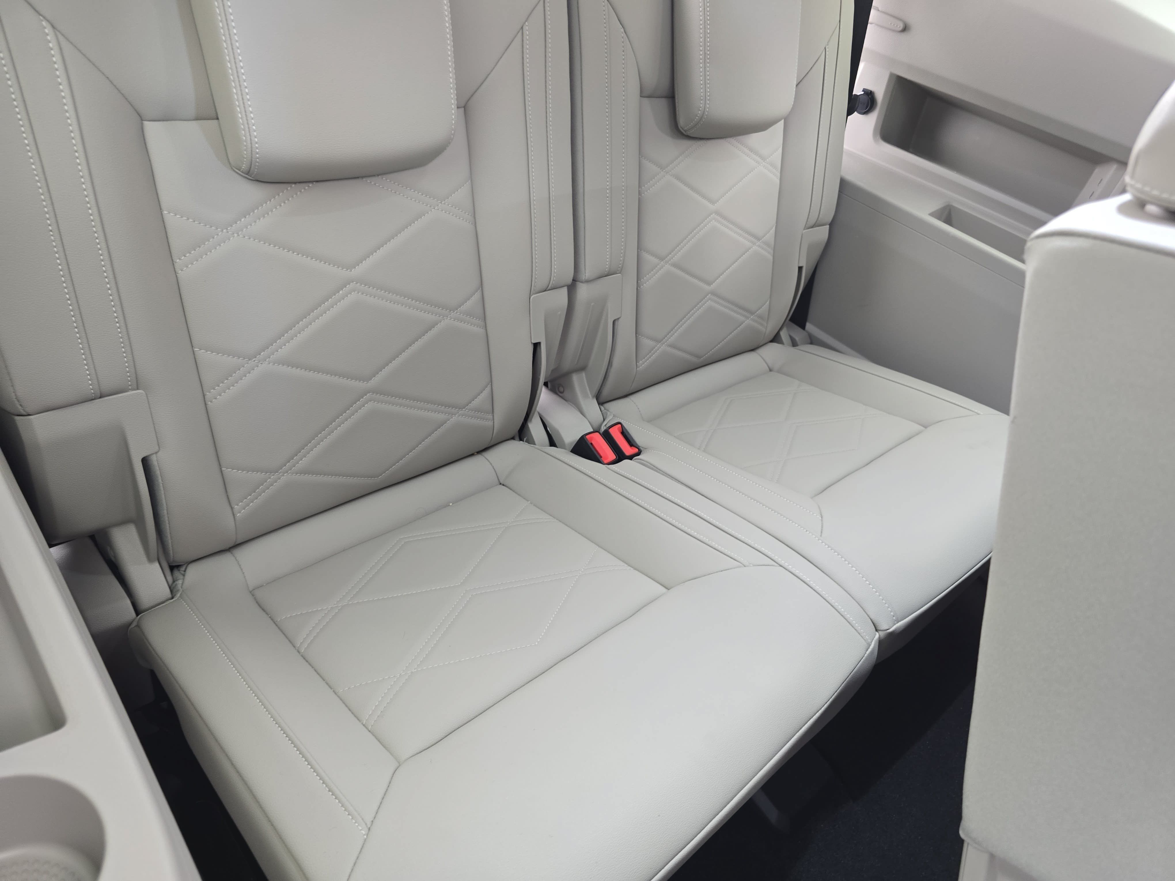 Used 2026 Volkswagen Atlas SE FWD image 12