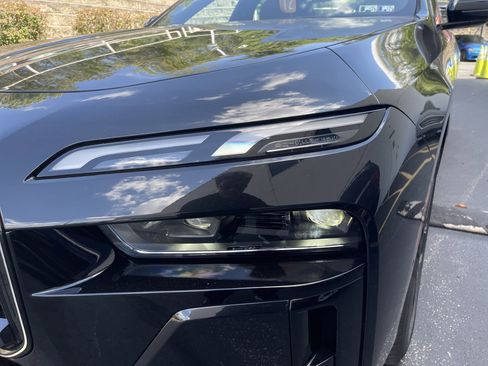 Used 2026 BMW 750e xDrive image 4