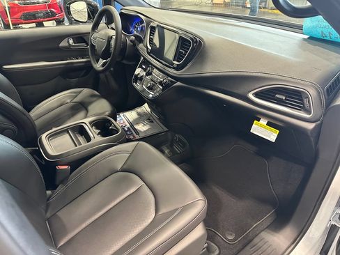 New 2027 Chrysler Pacifica Select AWD/4WD image 30