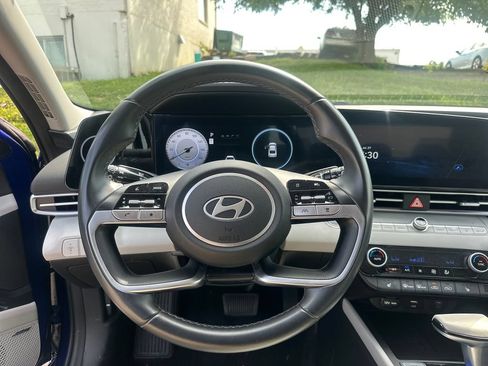 Used 2025 Hyundai Elantra Limited FWD image 12