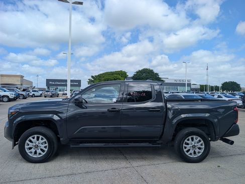 Used 2025 Toyota Tacoma SR image 2