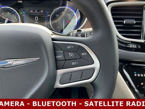Used 2017 Chrysler Pacifica Touring-L w/ Tire & Wheel Group FWD image 12