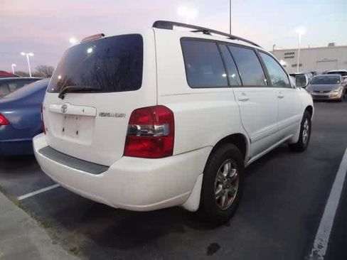 Used 2005 Toyota Highlander 2WD V6 w/ 3rd Row image 4