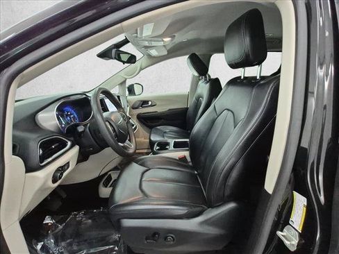 Used 2023 Chrysler Pacifica Touring-L FWD image 16
